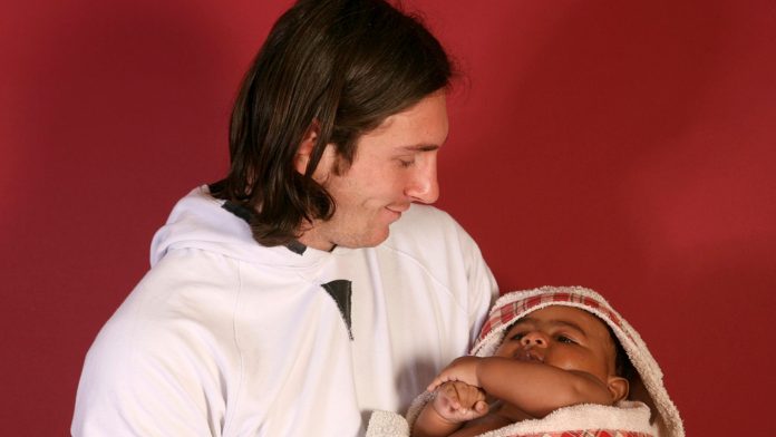 Lionel Messi holding baby Yamal Lamine